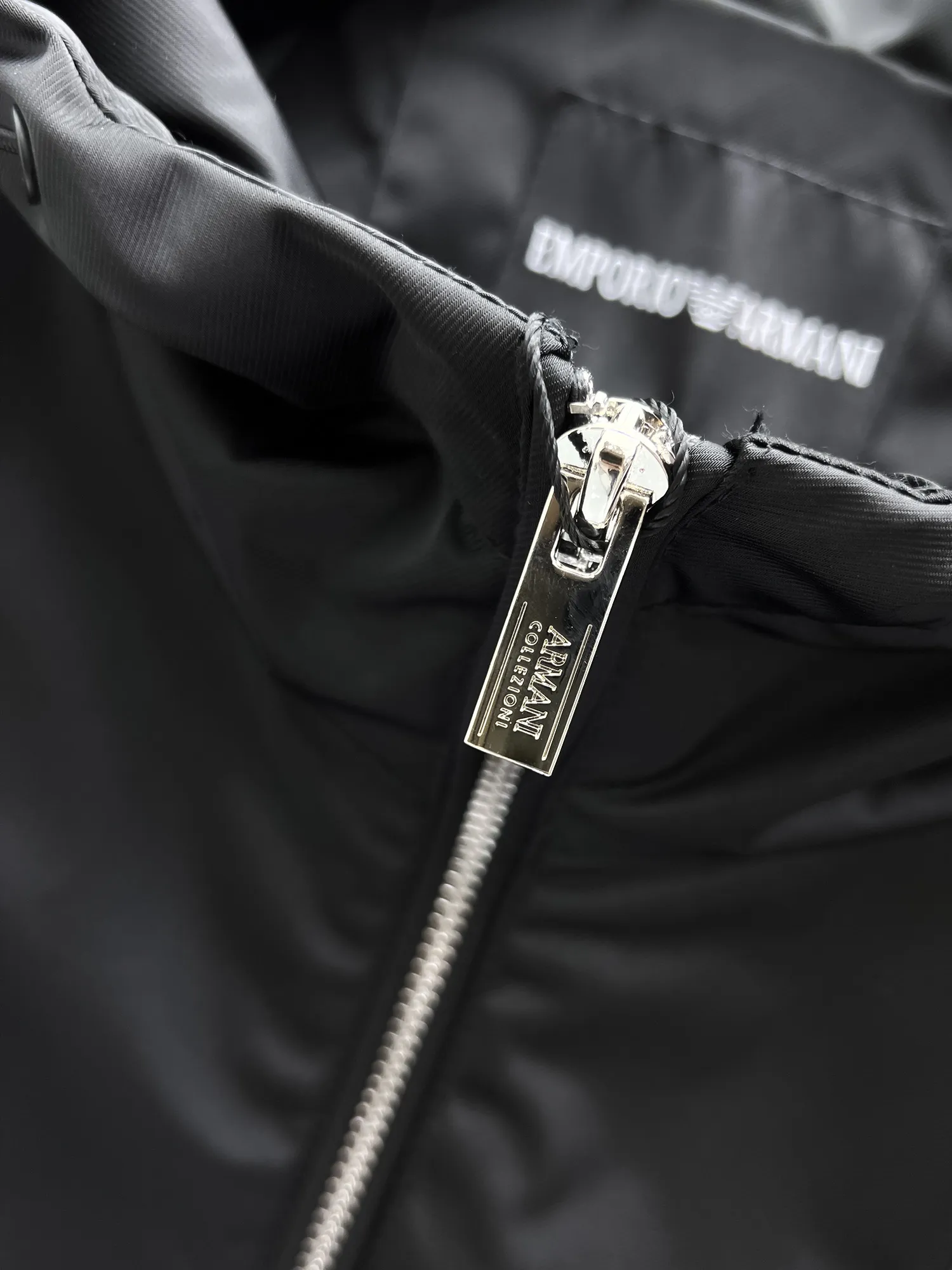 Armani official website Same Style, complete with three labels, on sale in advance. 2026 Autumn and Winter New Arrival men's jacket, Original with complete three labels, Premium version. Custom-made fabrics at the counter. Breathable, high comfort, impeccable details, brand element design concept, reflecting high quality. It feels delicate and soft, presents a casual cut, and has a great upper body shape. Sizes: M～3XL,